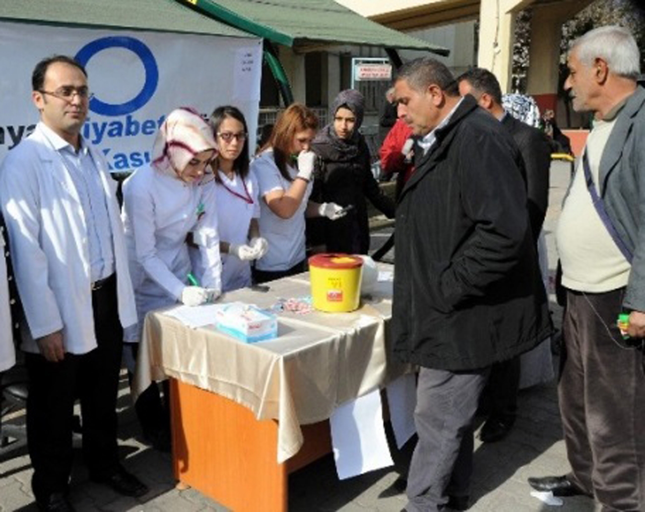 Gaziantep'te Dünya Diyabet Gününde ücretsiz şeker ölçümü